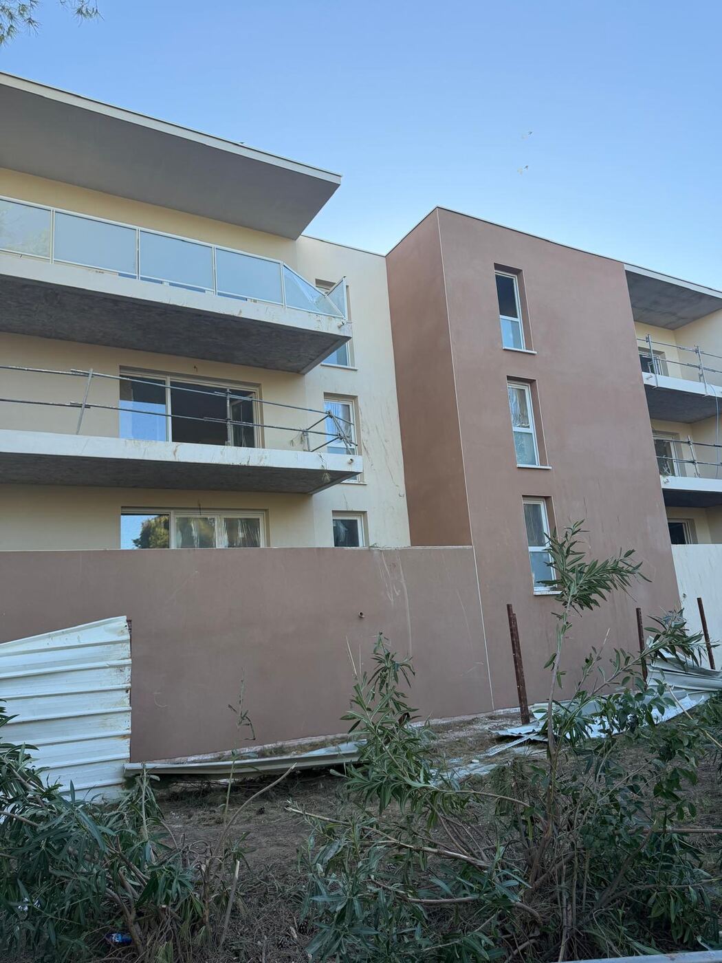 Résidence neuve aux façades enduites bicolores avec balcons, réalisation LYS FACADE en Occitanie