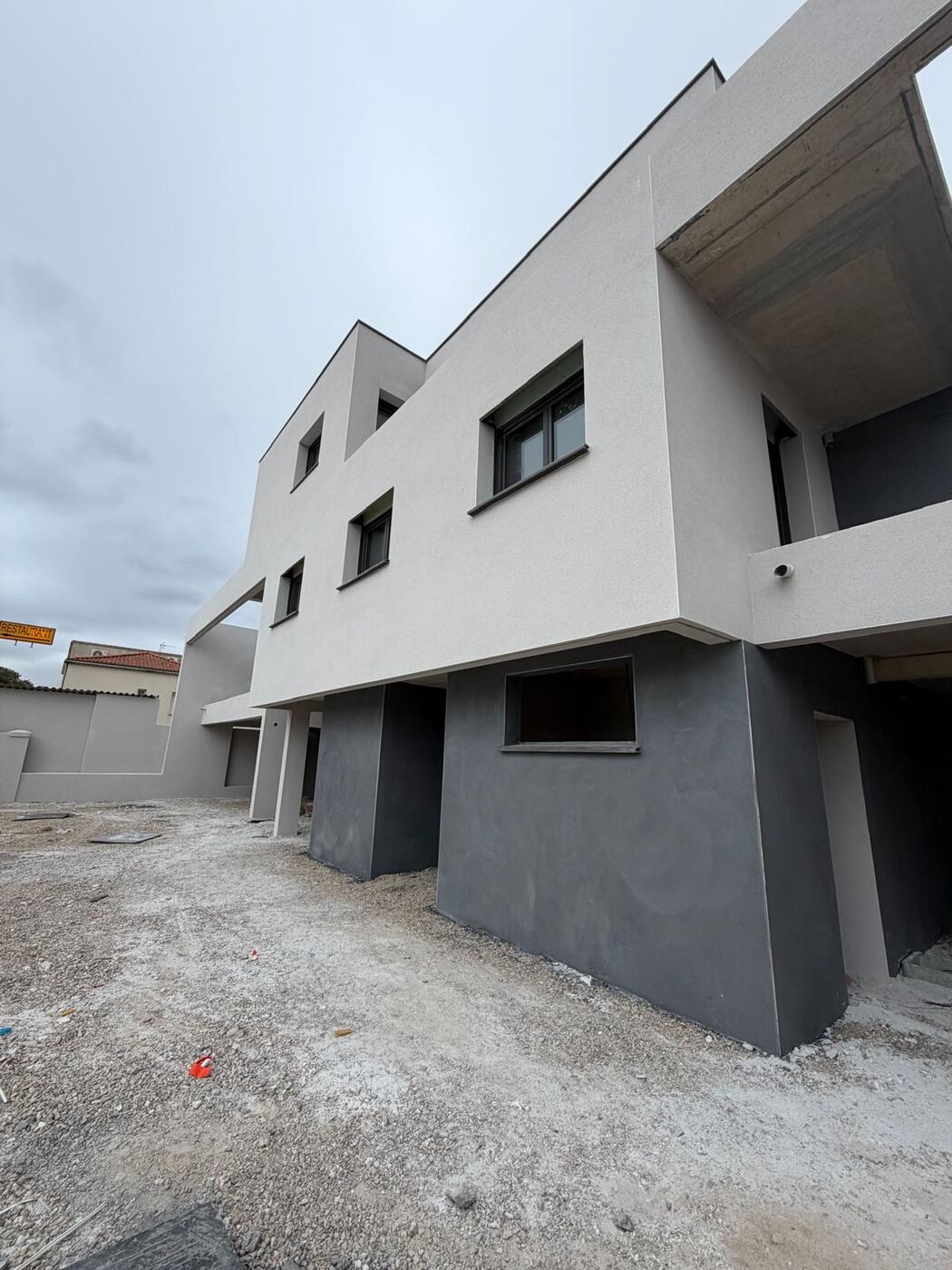 Maison contemporaine avec enduit blanc et gris anthracite, réalisation LYS FACADE en Occitanie