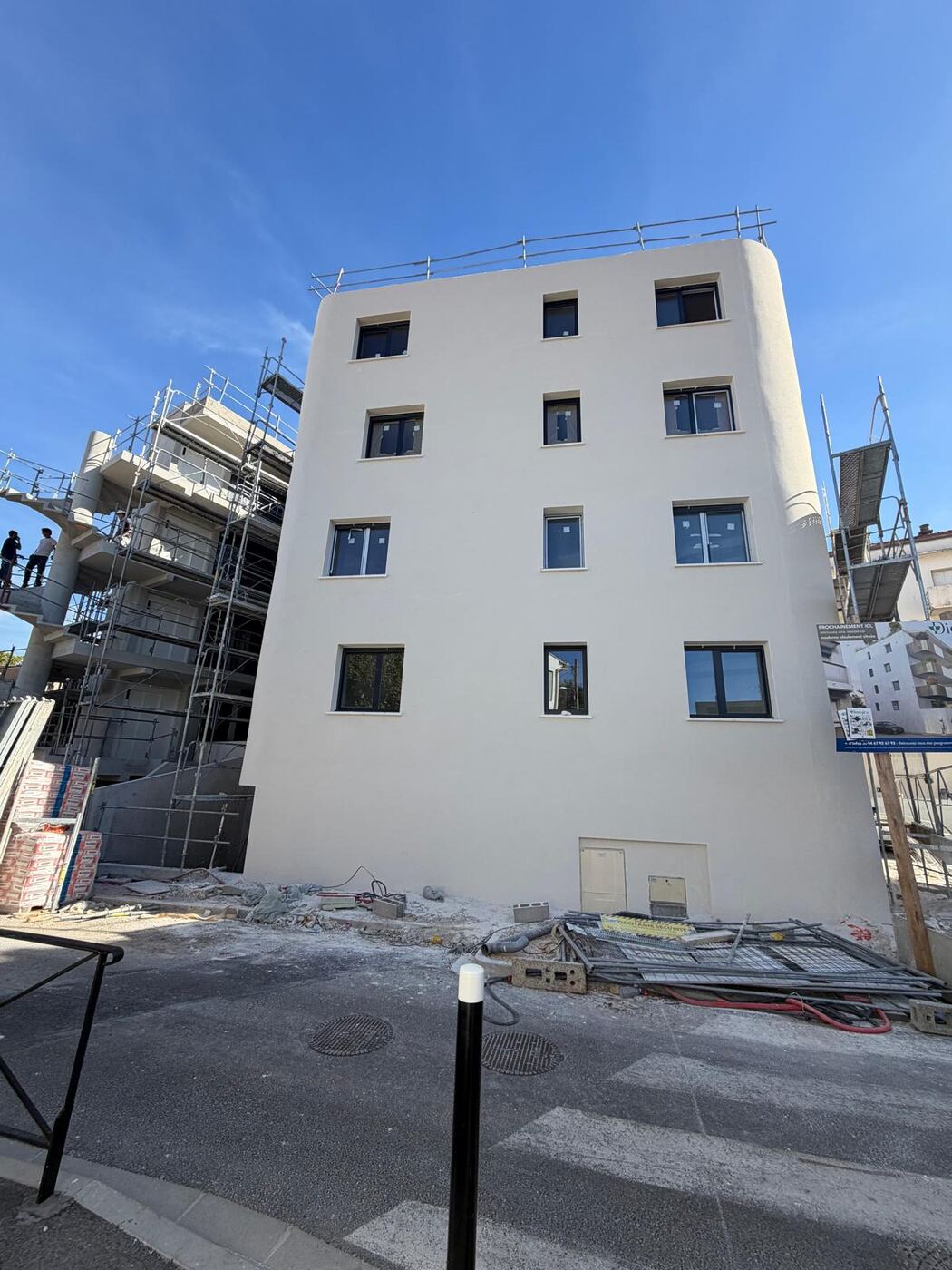 Immeuble R+4 avec façade en enduit blanc terminée, réalisation LYS FACADE en Occitanie