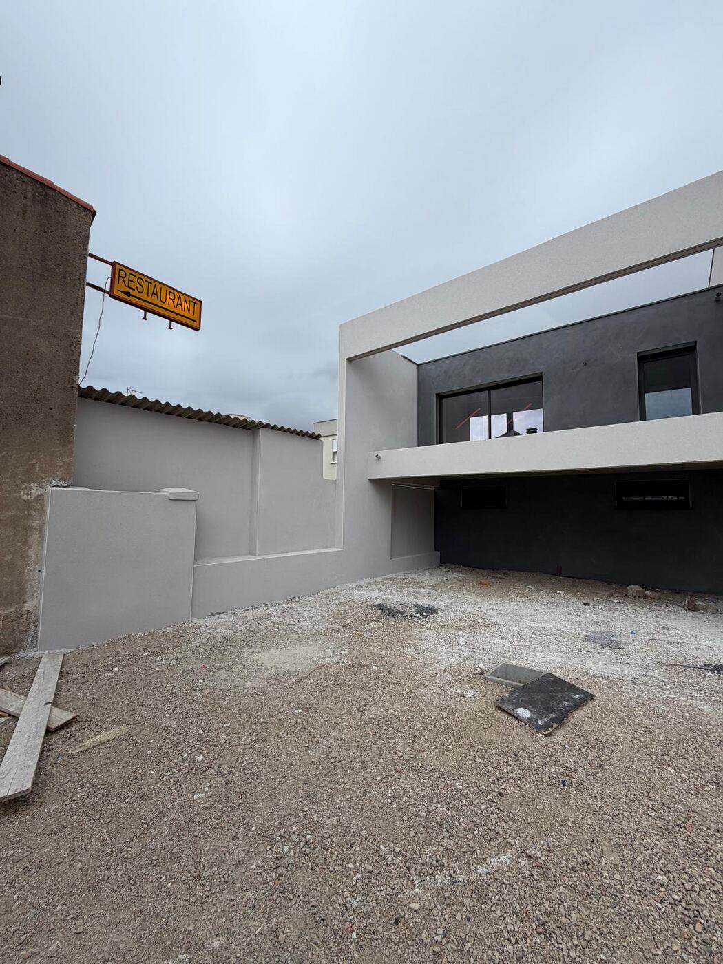 Villa neuve avec enduit taloché blanc et gris, réalisation LYS FACADE en Occitanie