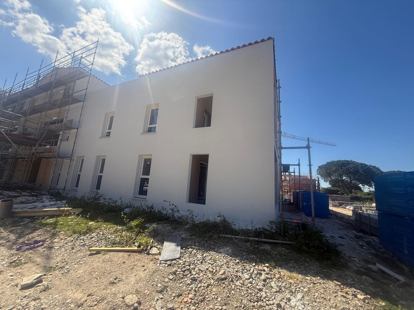 Logements collectifs avec façade blanche terminée, réalisation LYS FACADE en Occitanie