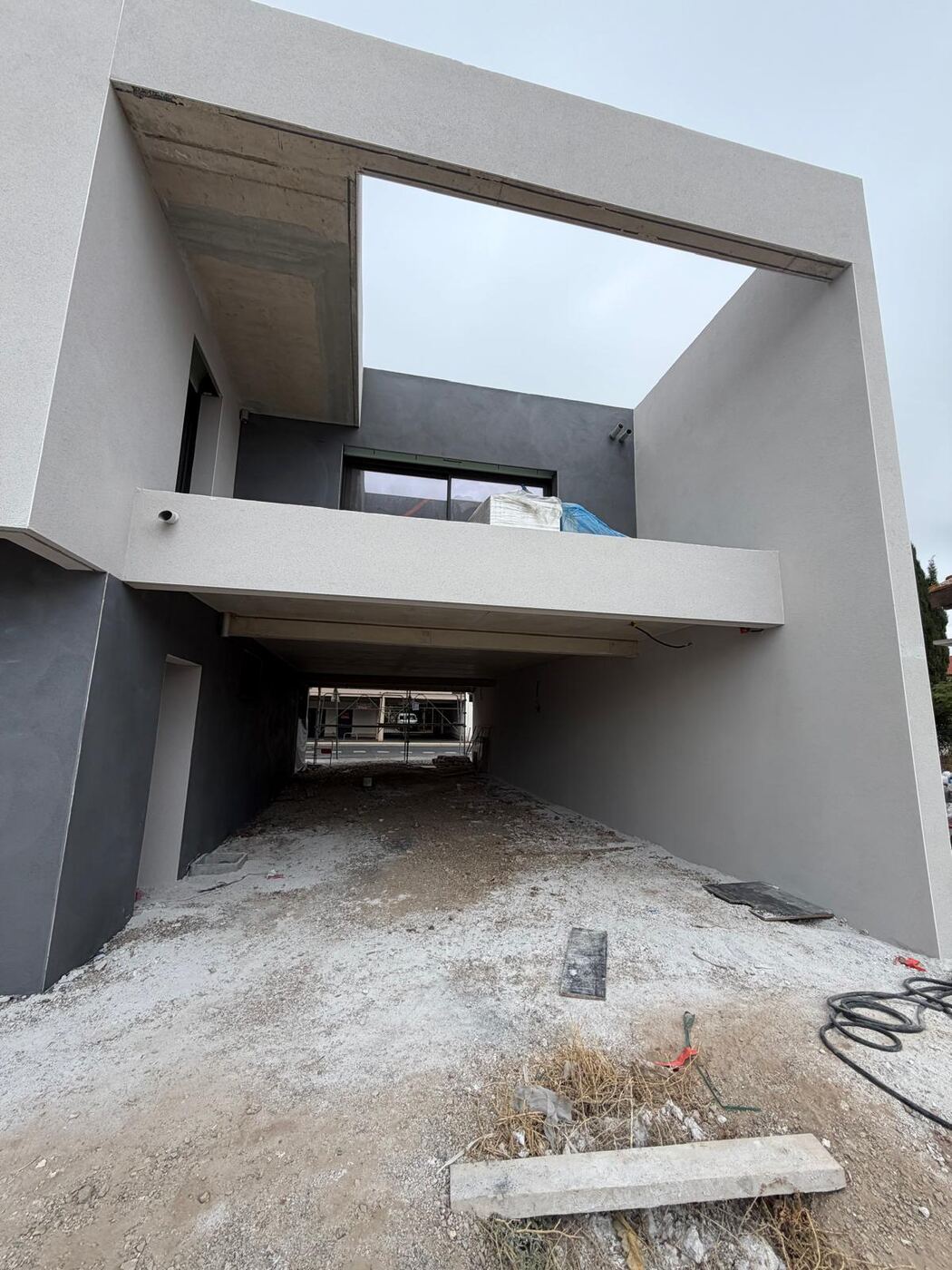 Architecture contemporaine avec portique en enduit, réalisation LYS FACADE en Occitanie