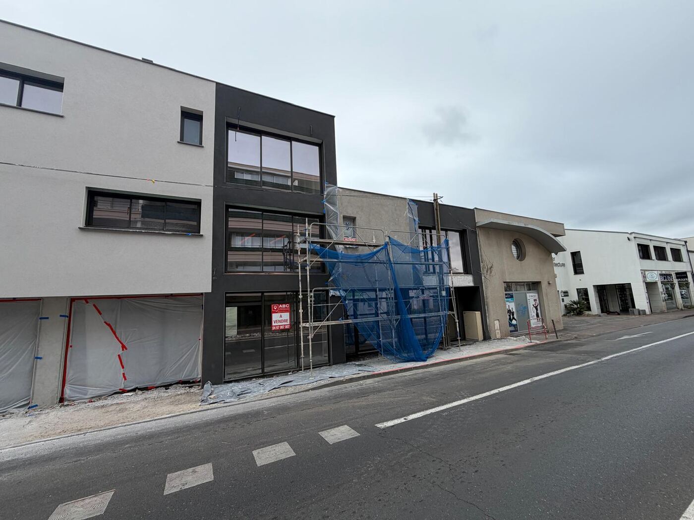 Alignement de façades terminées en bord de rue, réalisation LYS FACADE en Occitanie